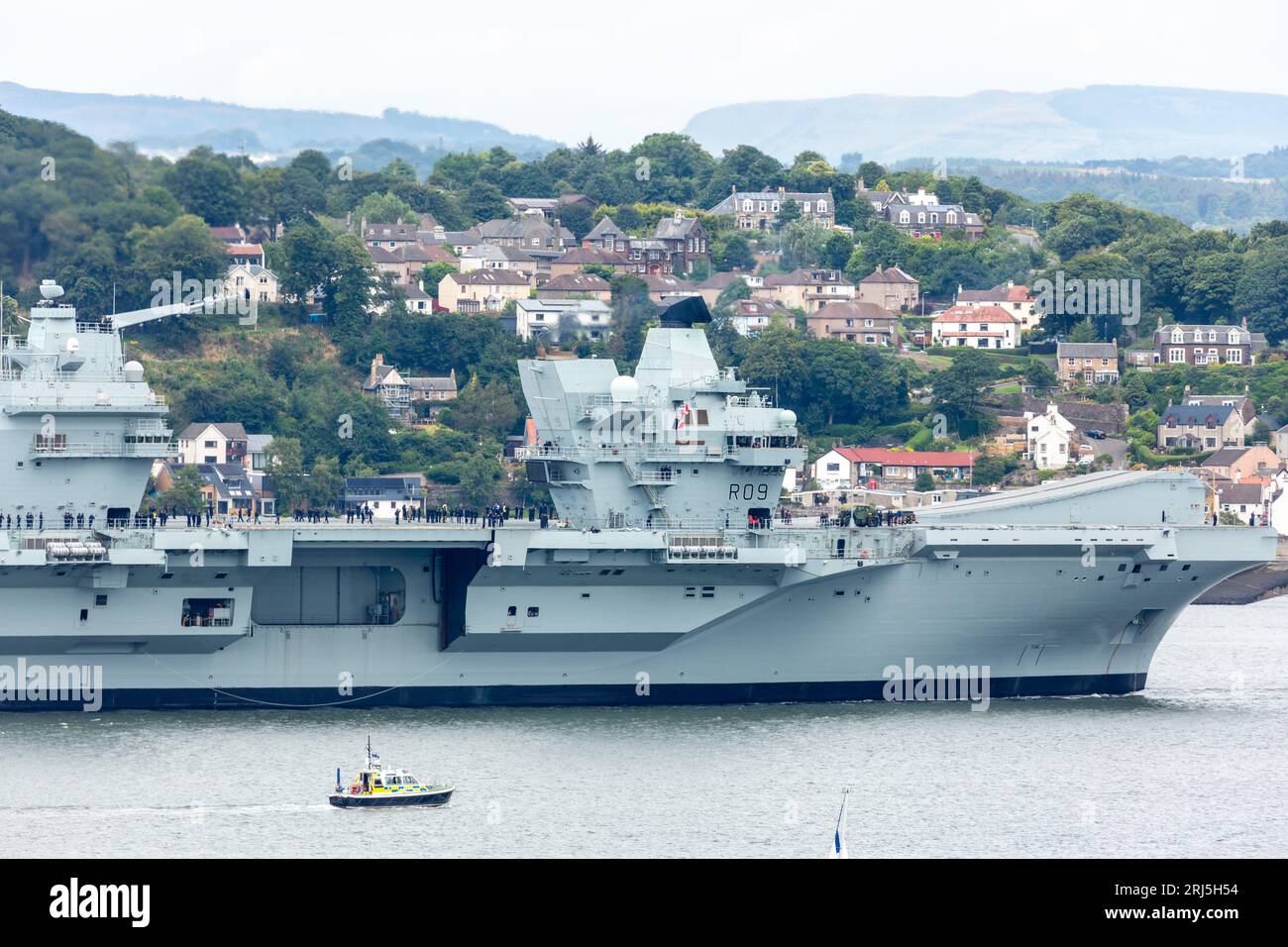 Portaerei HMS Prince of Wales che lascia il porto di Rosyth e naviga lungo il Firth of Forth Foto Stock