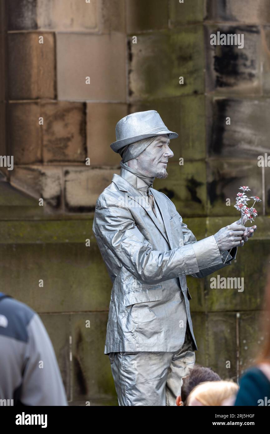 Statua vivente che si esibisce nel Royal Mile al Festival di Edimburgo Foto Stock