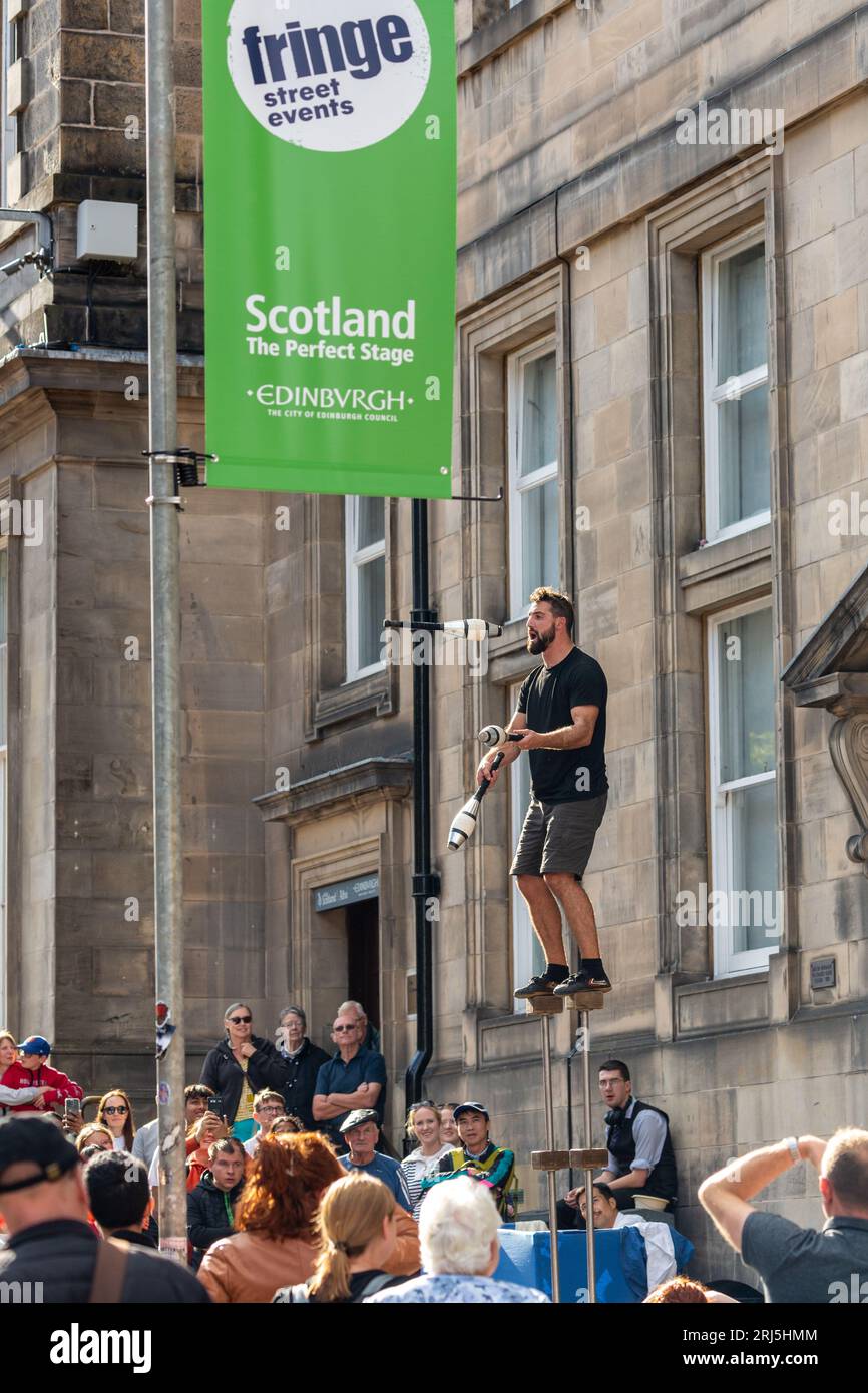 Un giocoliere che si esibisce nel Royal Mile al Festival di Edimburgo Foto Stock