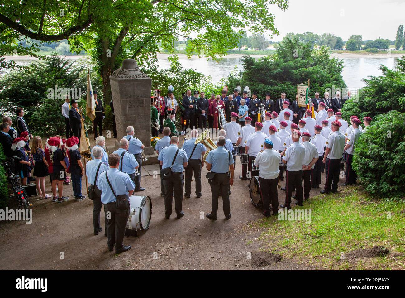 Schützen Kaiserswerth, Andacht am Kriegerdenkmal Foto Stock