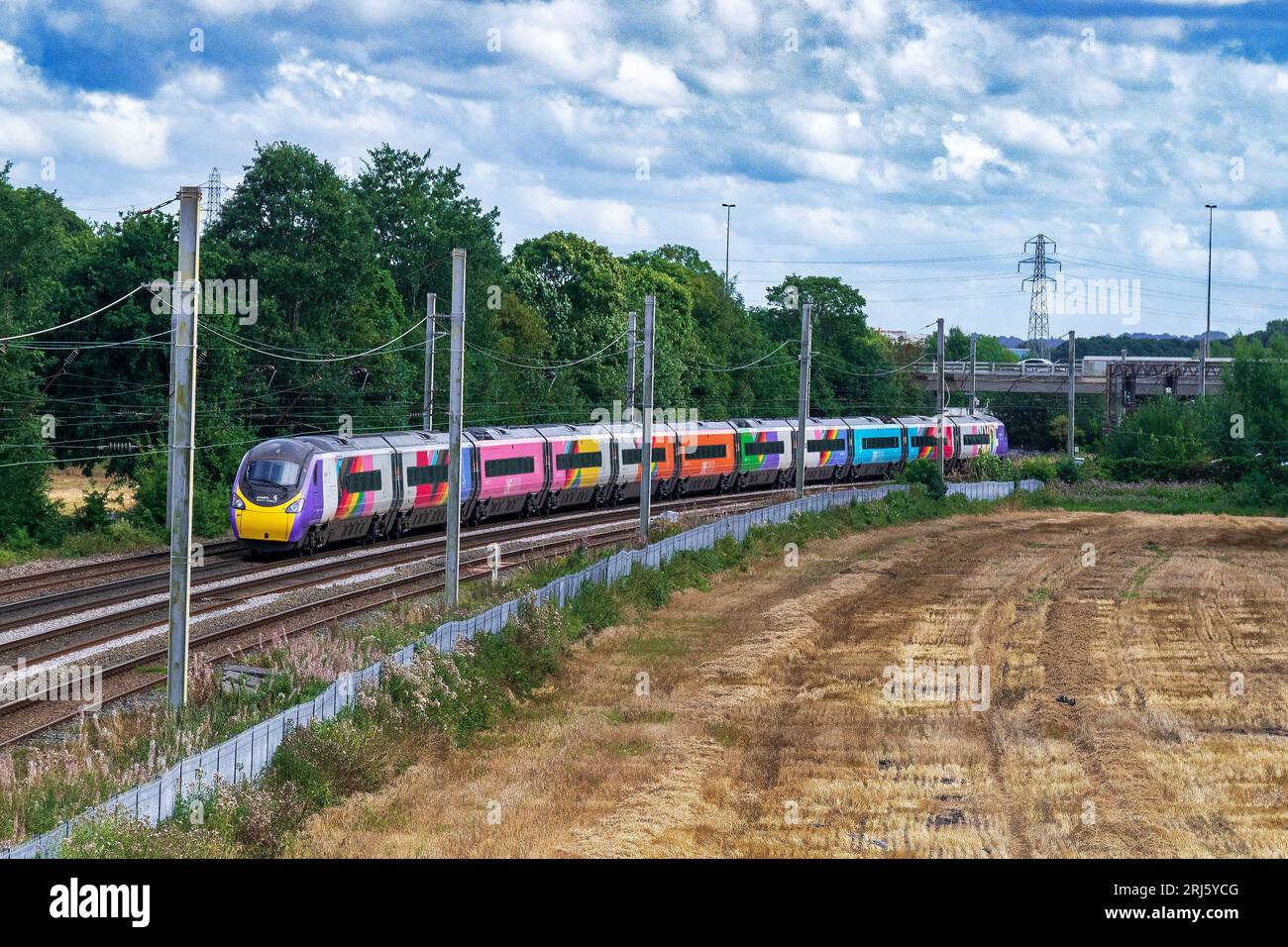 L'Avanti Pride ha reso liverizzato il treno Pendolino a Winwick sulla West Coast Main Line. Foto Stock