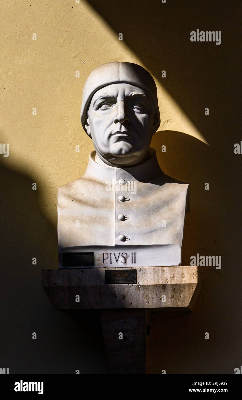 La storica statua di Papa Pio II in un cortile a Siena, Italia Foto Stock
