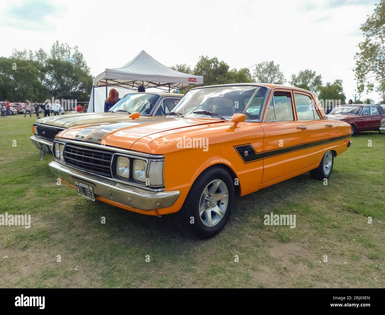 Vecchia berlina sportiva Ford Falcon Sprint SP anni '1970 arancione sul prato. Mostra di auto d'epoca CAACMACH 2023 Foto Stock