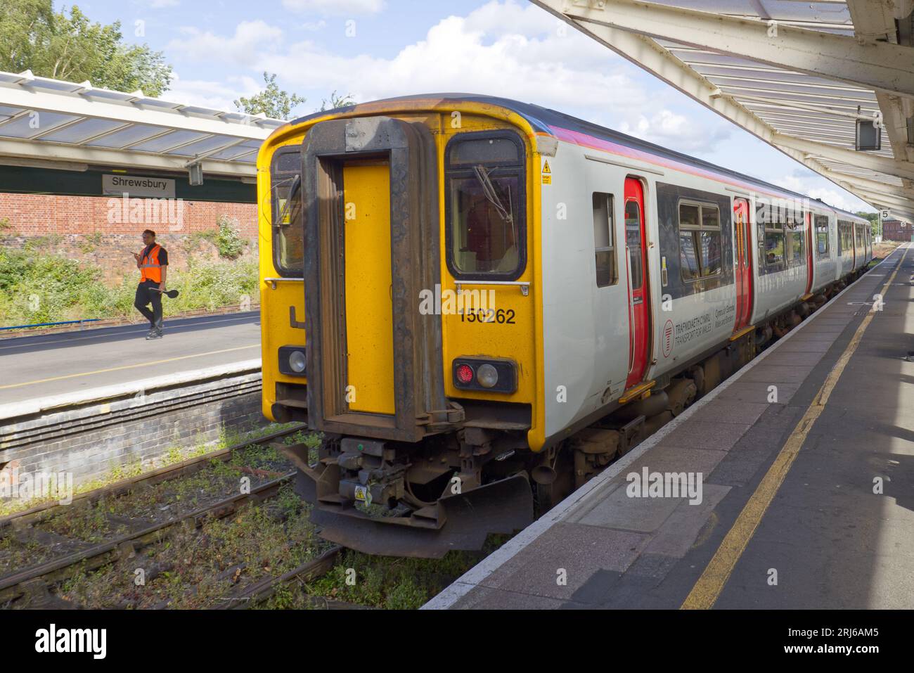 Shrewsbury, Shropshire, England, UK - treno Heart of Wales Line al binario della stazione di Shrewsbury, un diesel a due carrozze Classe 150 Foto Stock