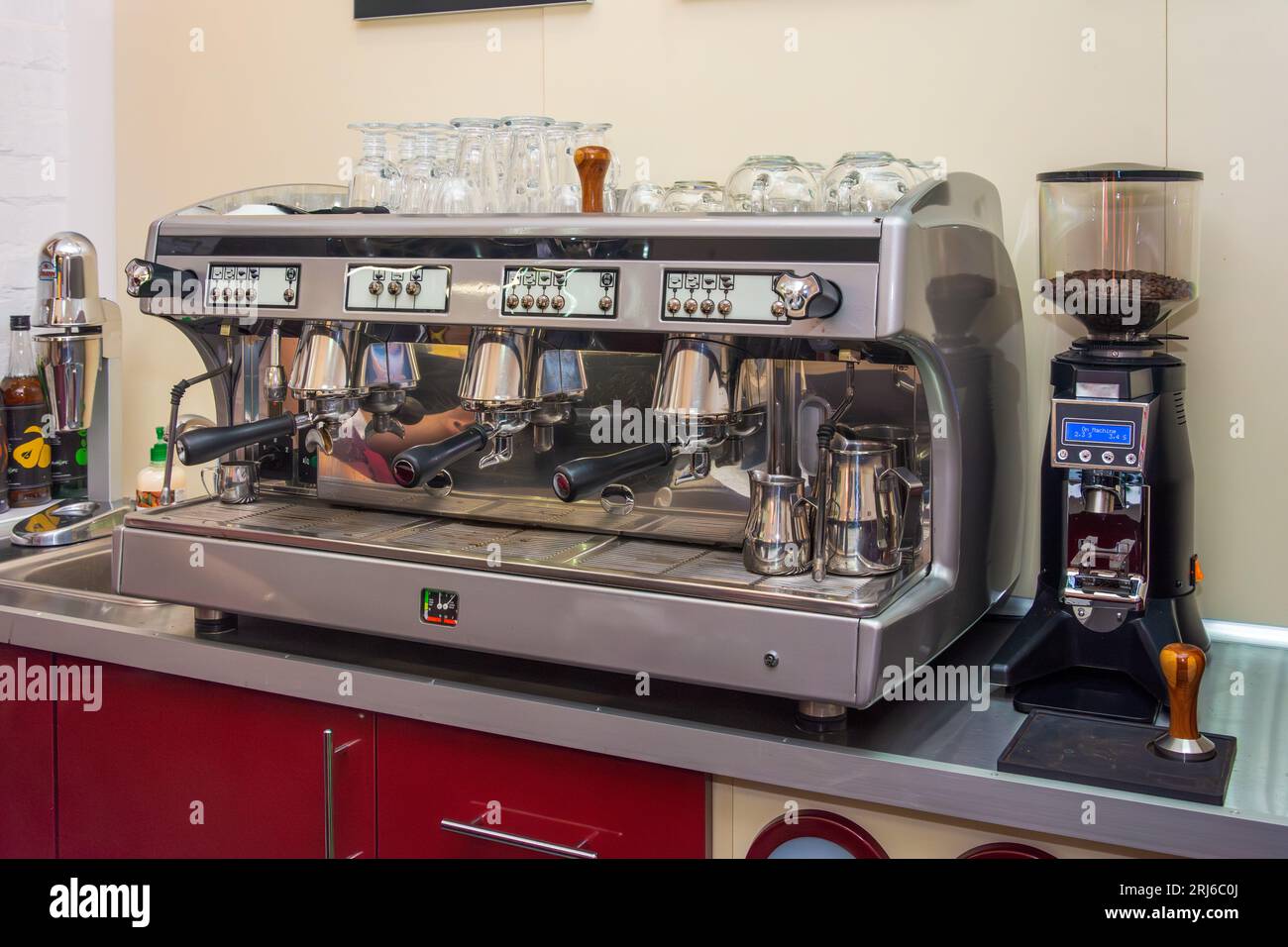Posto di lavoro di un barista. Macchina per il caffè e macinacaffè Foto Stock