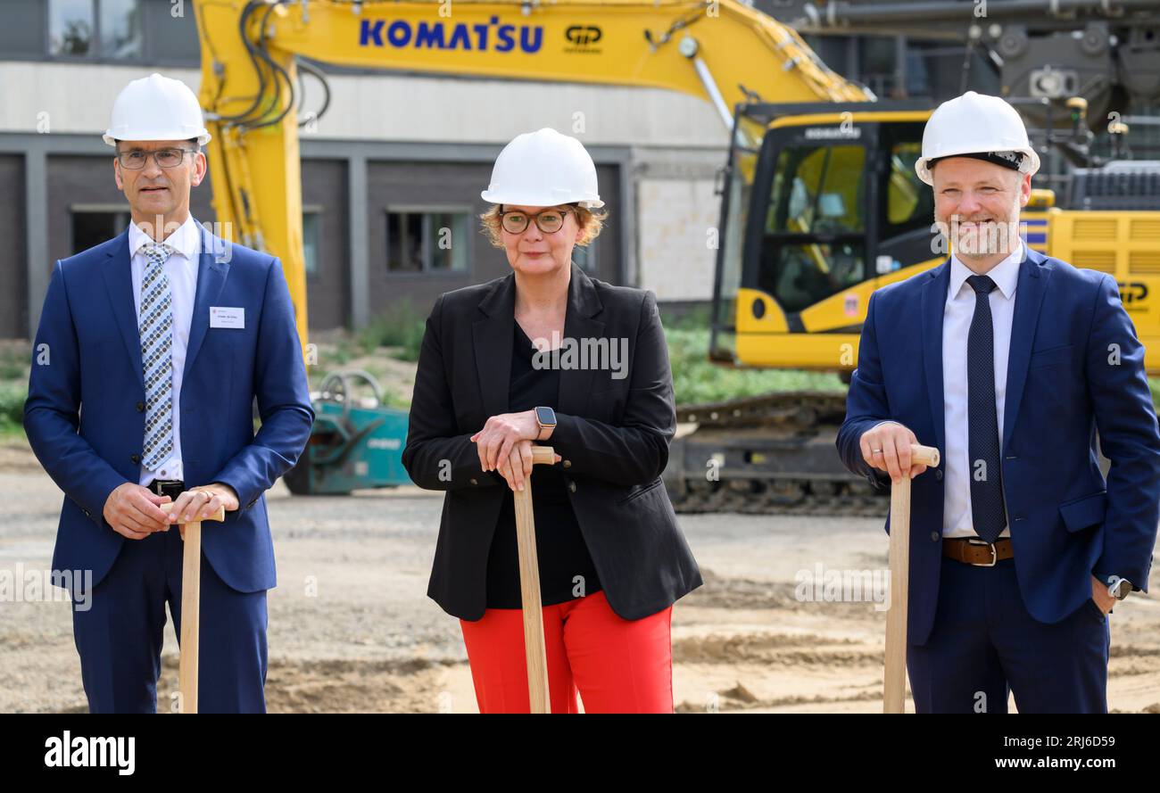 21 agosto 2023, bassa Sassonia, Hannover: Friedo de Vries (l-r), presidente dell'Ufficio di polizia penale della bassa Sassonia, Daniela Behrens (SPD), ministro degli interni della bassa Sassonia, e Gerald Heere (Bündnis 90/die Grünen), ministro delle finanze della bassa Sassonia, partecipano alla cerimonia di inaugurazione del nuovo Istituto forense presso l'Ufficio di polizia penale della bassa Sassonia. Il nuovo istituto ospiterà più di 400 laboratori, una sala per raggi X, una gabbia di Faraday, un bacino di bombardamento ad acqua, una sala per automobili fumanti, ad esempio, e un centro di formazione con un appartamento sulla scena del crimine. Foto: Julian Stratenschulte/d Foto Stock