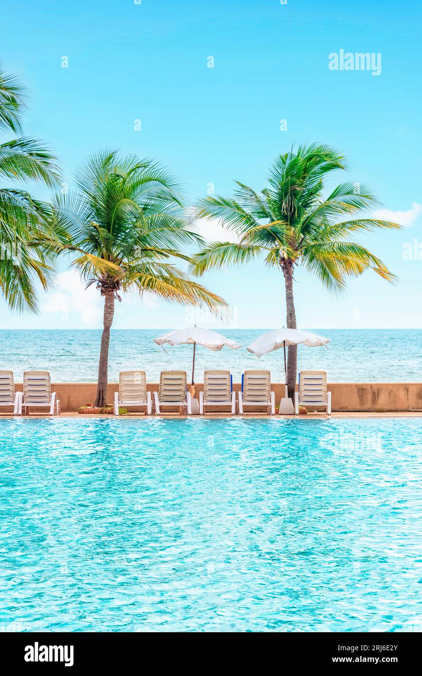 Piscina sulla spiaggia in Thailandia Foto Stock