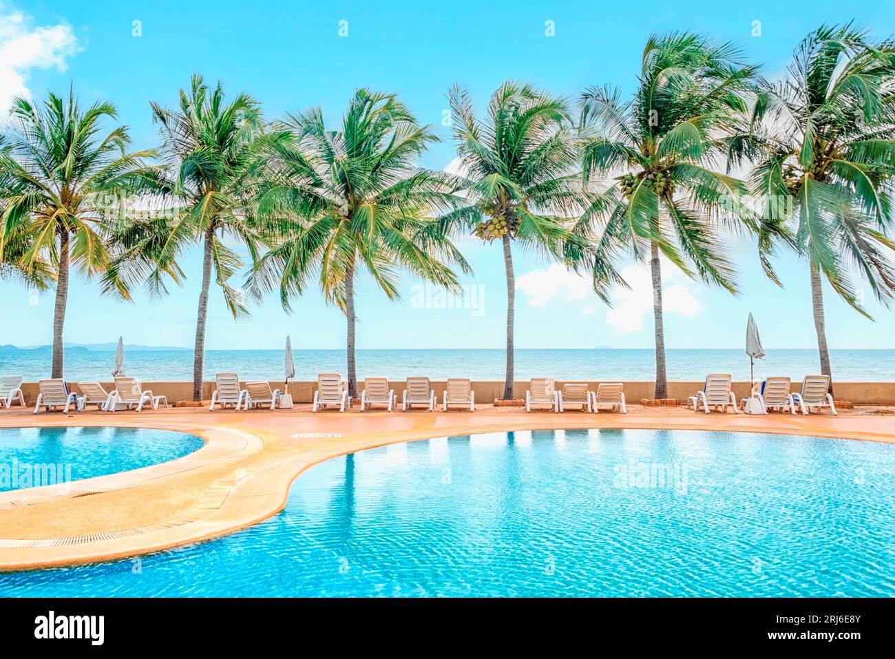 Piscina sulla spiaggia in Thailandia Foto Stock