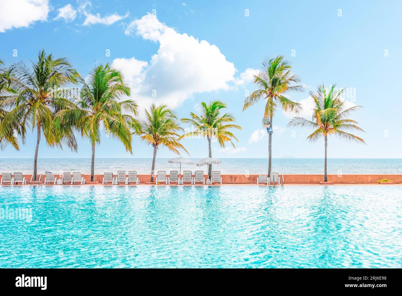 Piscina sulla spiaggia in Thailandia Foto Stock