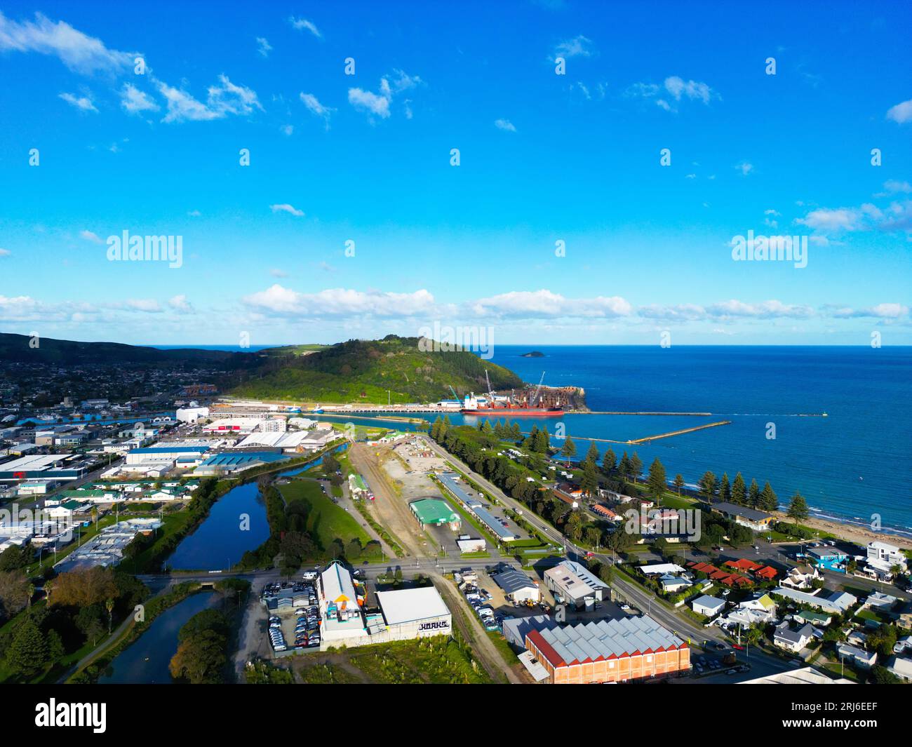 Vista aerea della regione di Gisborne in nuova Zelanda, che mostra lussureggianti colline verdi sullo sfondo Foto Stock