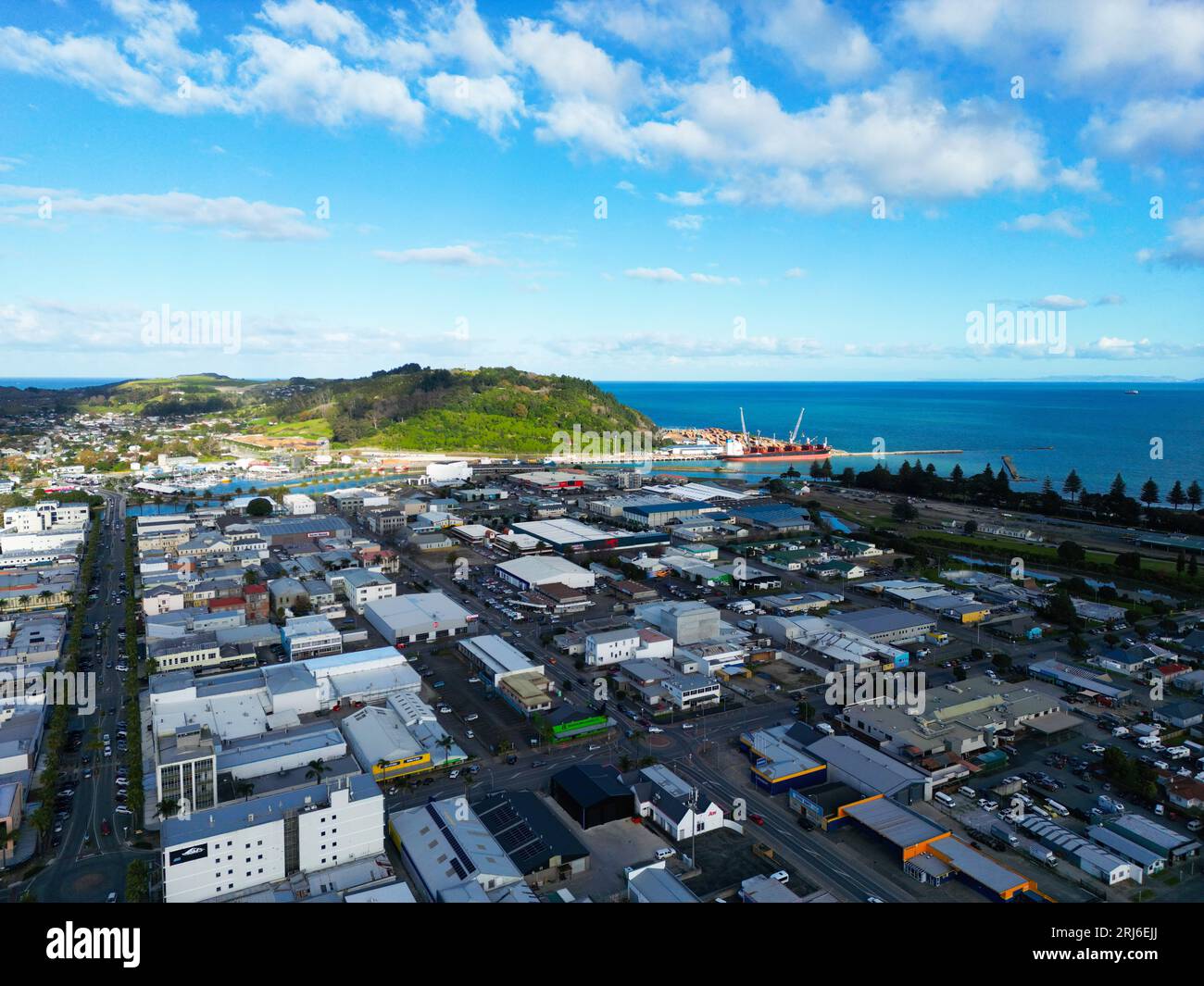 Una vista aerea della regione di Gisborne in nuova Zelanda, con colline verdi sullo sfondo Foto Stock