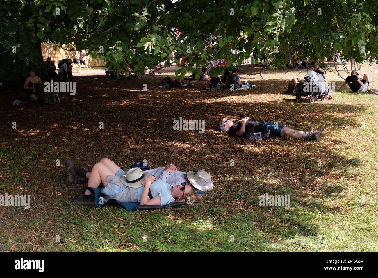 La gente dorme sul terreno al Greenman Festival, 2023. Foto Stock