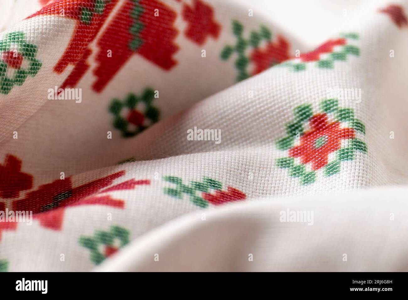 Panno di lino bianco con motivi tradizionali popolari Foto Stock