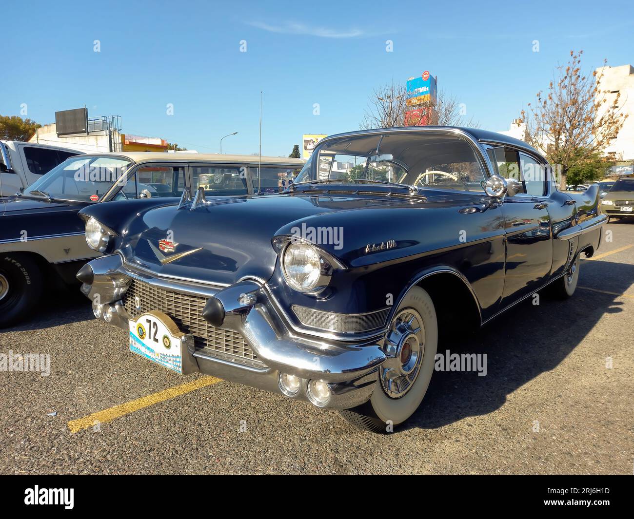 Old Blue Luxury 1957 Cadillac berlina De Ville quattro porte in un parcheggio. Giornata di sole. Mostra di auto d'epoca. Foto Stock