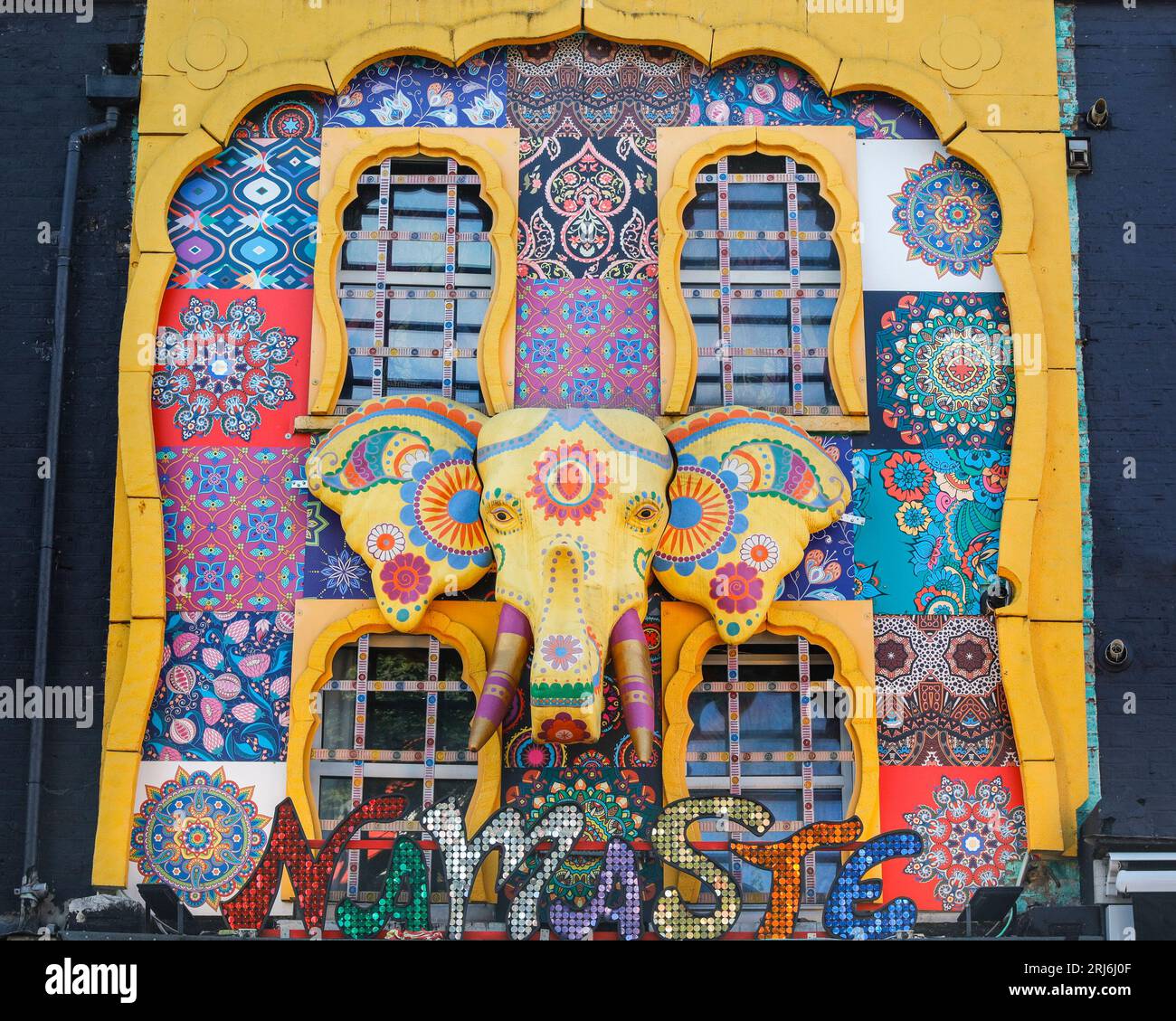 Coloratissimi motivi della facciata indiana, decorazioni ed elefanti, esterno del Namaste Shop, Camden High Street, Camden Town, Londra, Regno Unito Foto Stock