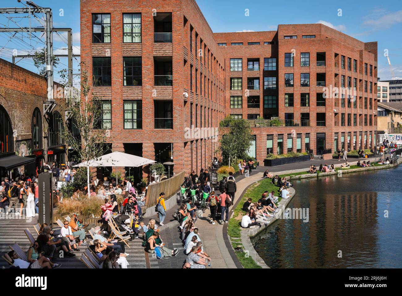 Camden Market Hawley Wharf e persone sedute vicino al Regent's Canal, Camden Town, Londra, Inghilterra Foto Stock