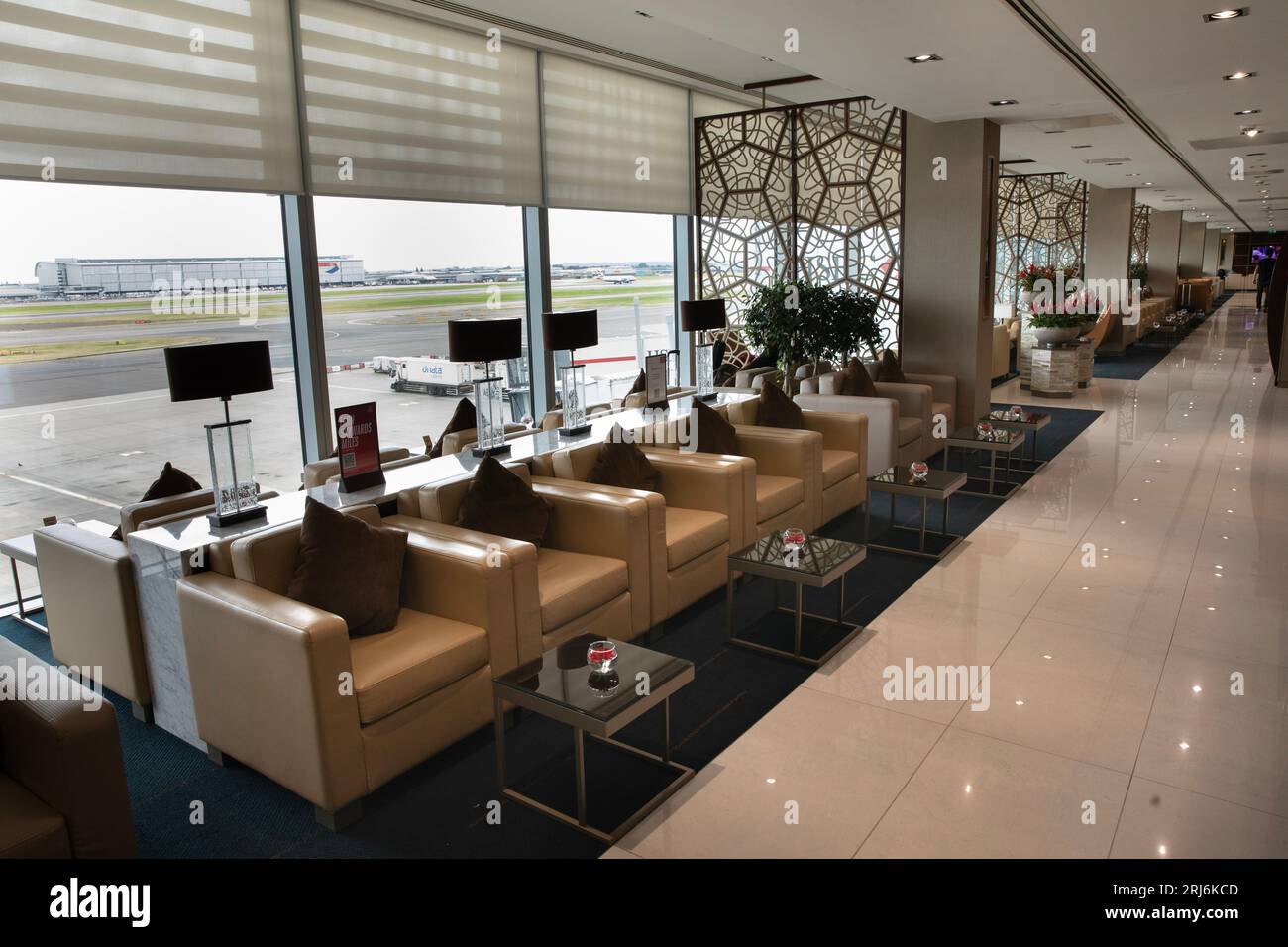 Regno Unito, Inghilterra, Aeroporto di Londra Heathrow, Lounge Emirates Business Class, affacciato sulla pista Foto Stock