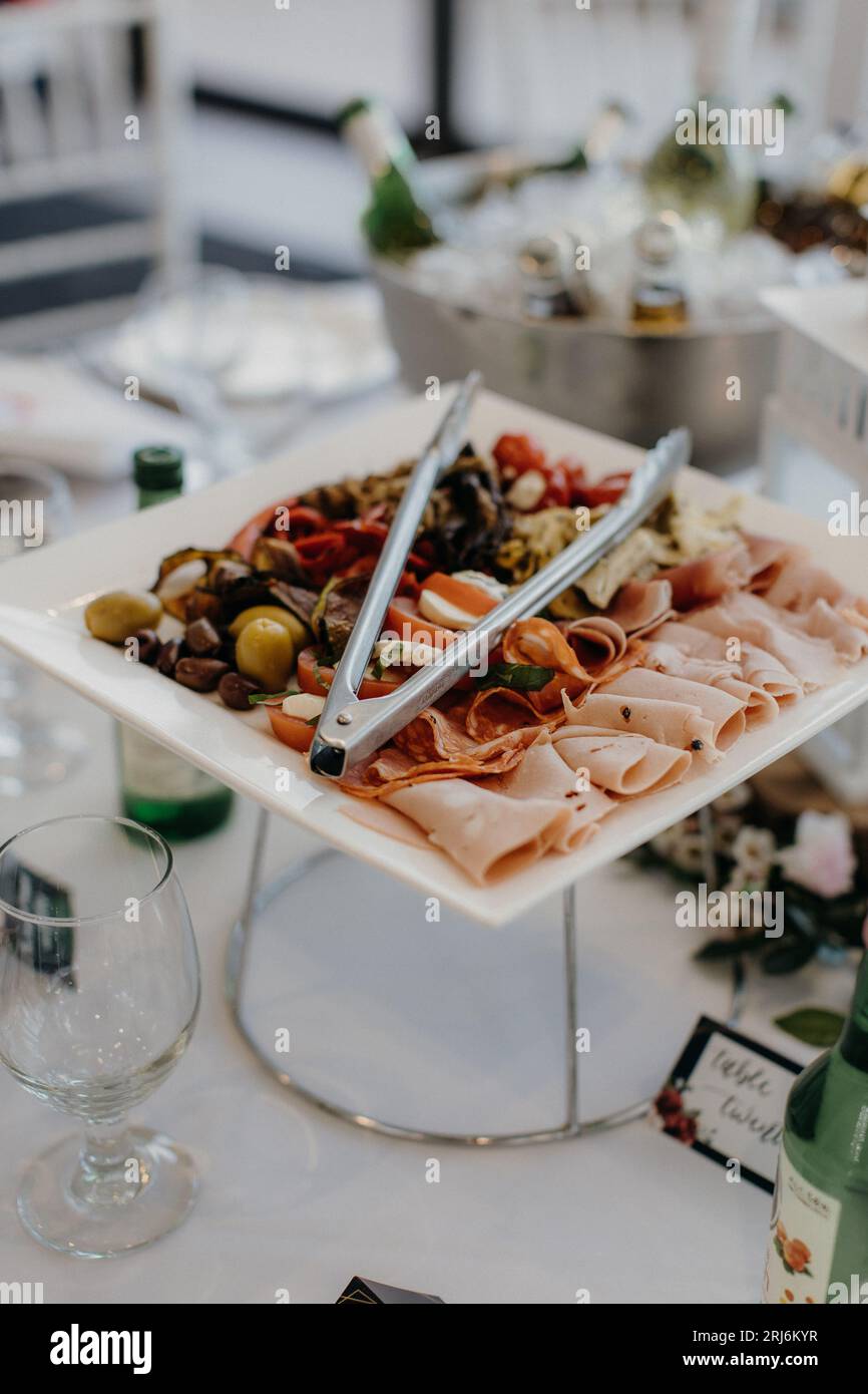 Un delizioso piatto di antipasti con una varietà di verdure, salumi e formaggi Foto Stock