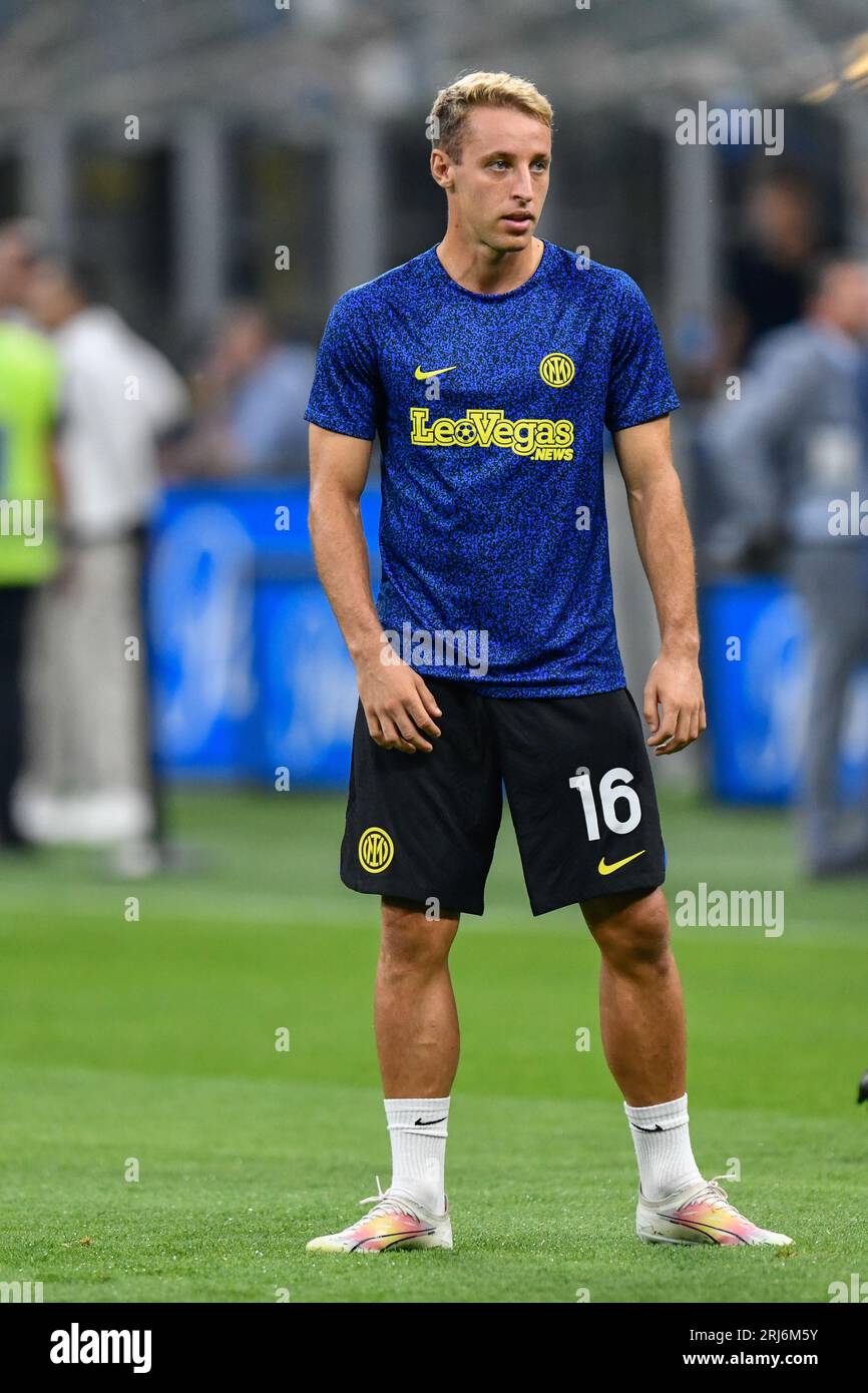 Milano, Italia. 19 agosto 2023. Davide Frattesi (16) dell'Inter si sta  scaldando prima della partita