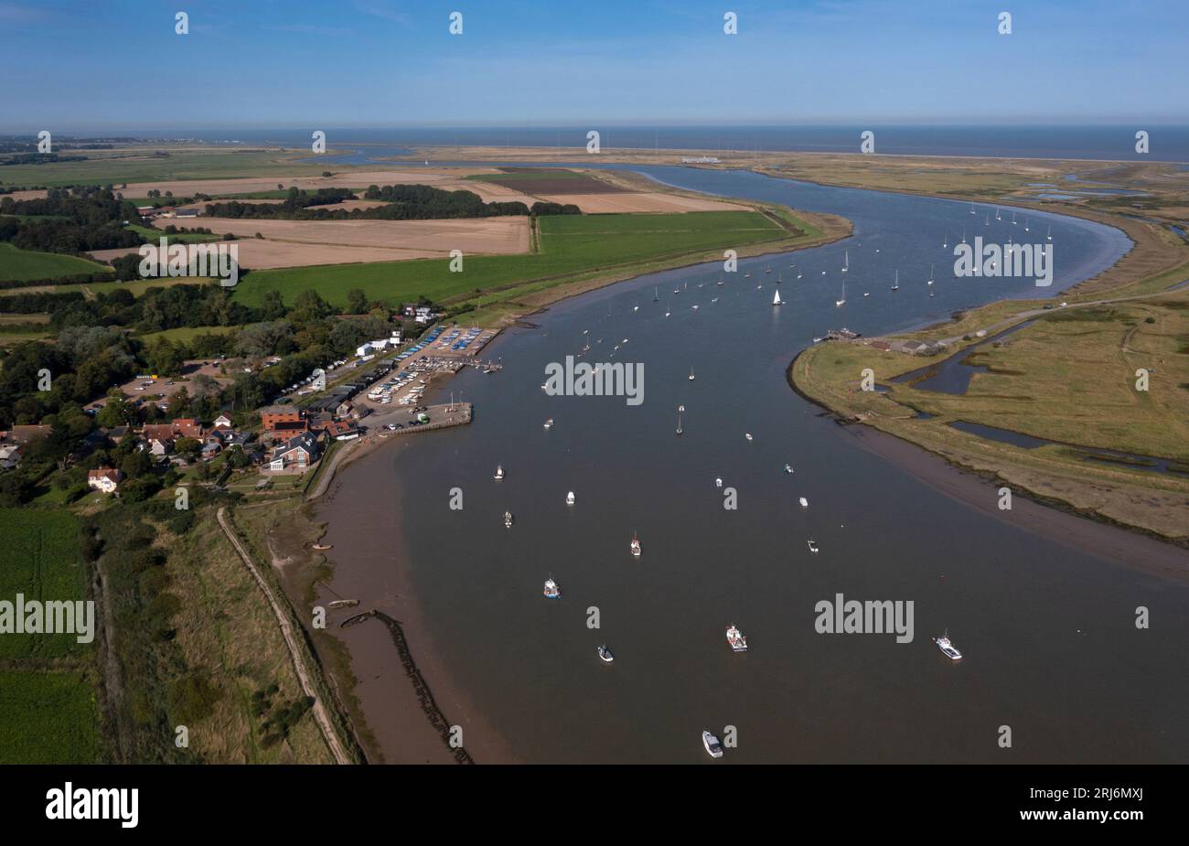 Vista lungo la costa con Quay a Orford e il fiume ALDE, Suffolk, Inghilterra, Europa Foto Stock