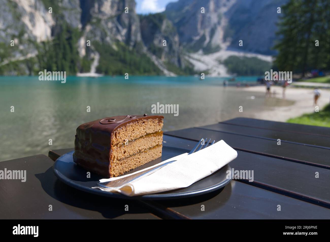 Torta vicino al Lago di Braies (o Lago di Braies) famoso lago delle Dolomiti Alpi Italia panorama extra ampio europeo Foto Stock