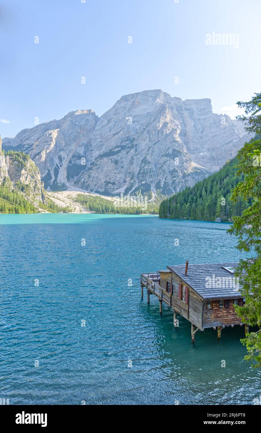 Rifugio Lago di Braies (o Lago di Braies) nel famoso lago HDR delle Dolomiti Alpi Italia Europa panorama extra ampio Foto Stock