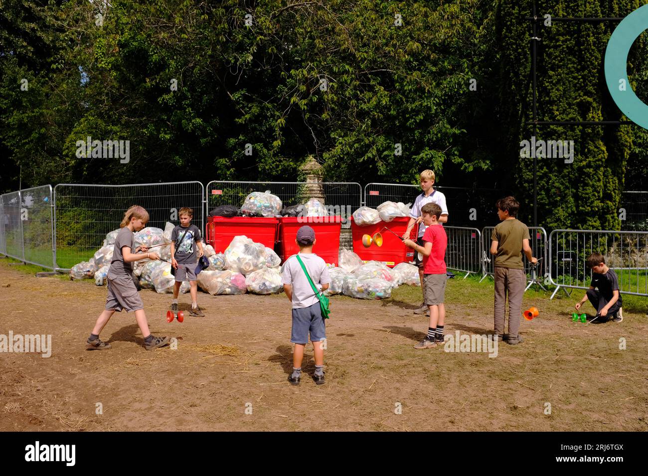 Bambini che giocano vicino ai bidoni della spazzatura al festival Green Man, 2023. Foto Stock