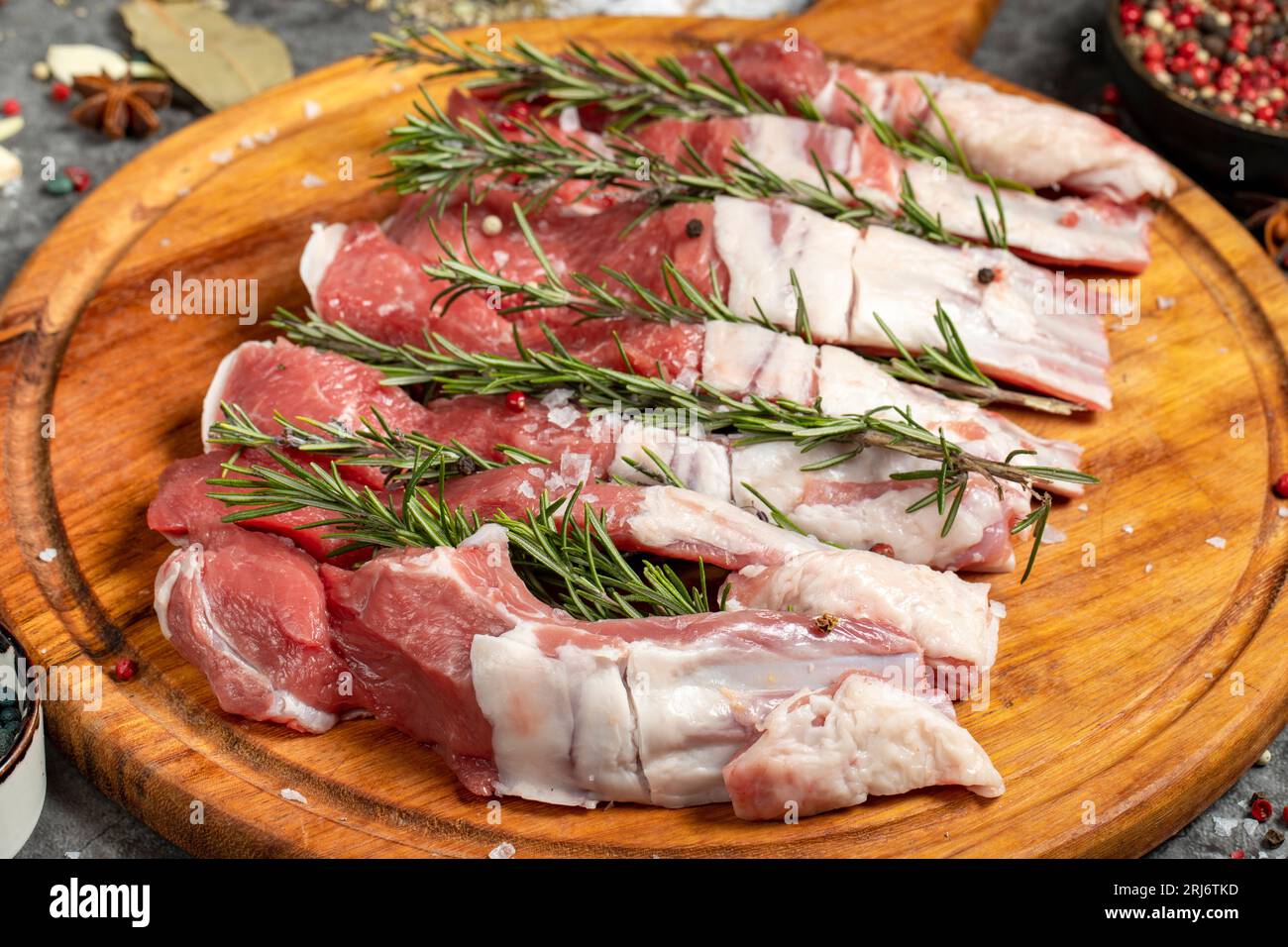 Costolette di manzo fresche. Pezzi di costolette di manzo crude su sfondo scuro. Macelleria. Primo piano Foto Stock