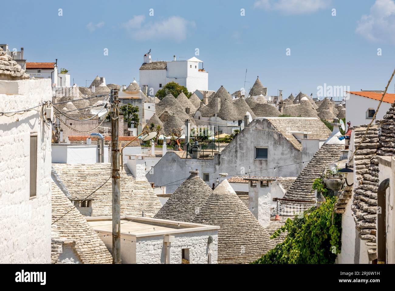 Alberobello, Italia - 21 luglio 2021: I Trulli di Alberobello in Puglia. Queste tipiche case con muretti a secco e tetti conici sono uniq Foto Stock