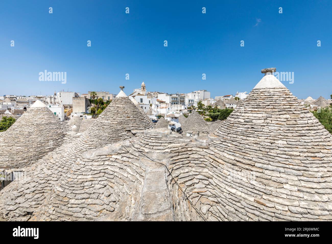 Alberobello, Italia - 21 luglio 2021: I Trulli di Alberobello in Puglia. Queste tipiche case con muretti a secco e tetti conici sono uniq Foto Stock