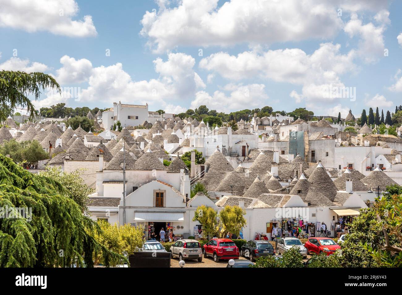 Alberobello, Italia - 21 luglio 2021: I Trulli di Alberobello in Puglia. Queste tipiche case con muretti a secco e tetti conici sono uniq Foto Stock