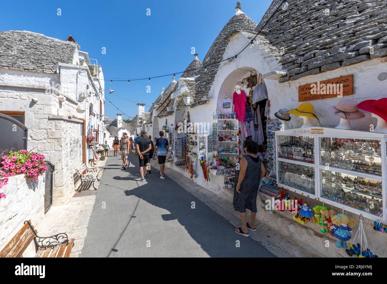 Alberobello, Italia - 21 luglio 2021: I Trulli di Alberobello in Puglia. Queste tipiche case con muretti a secco e tetti conici sono uniq Foto Stock