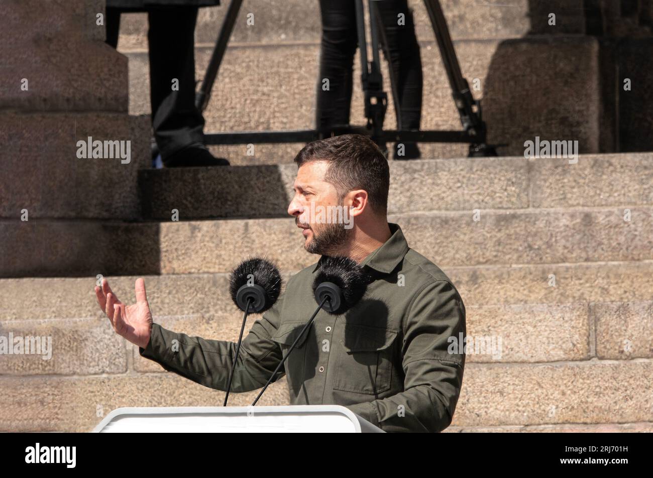 Il presidente ucraino Volodymyr Zelenskiy parla ad una riunione pubblica davanti al parlamento danese. Copenhagen, Danimarca - 21 agosto 2023. Foto Stock