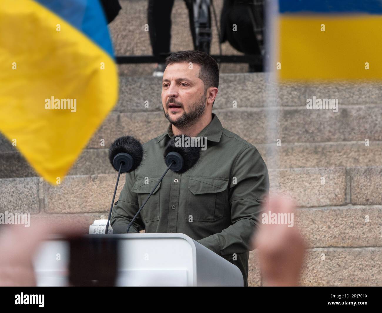 Il presidente ucraino Volodymyr Zelenskiy viene accolto da un pubblico entusiasta con bandiere. Copenhagen, Danimarca - 21 agosto 2023. Foto Stock