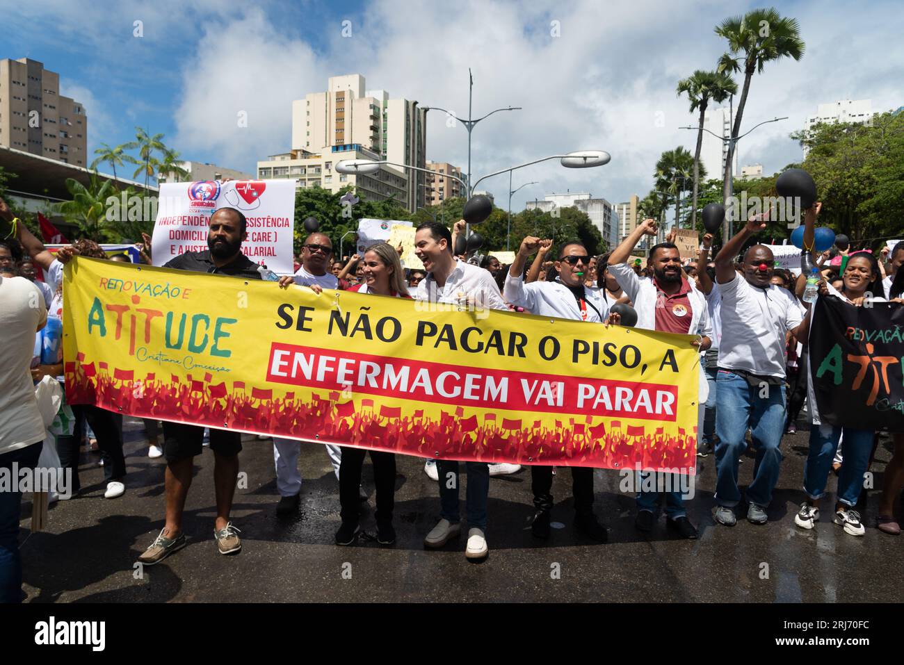 Salvador, Bahia, Brasile - 7 settembre 2022: Protesta dei professionisti infermieristici durante la parata dell'indipendenza brasiliana nella città di Salvador, Bahia. Foto Stock