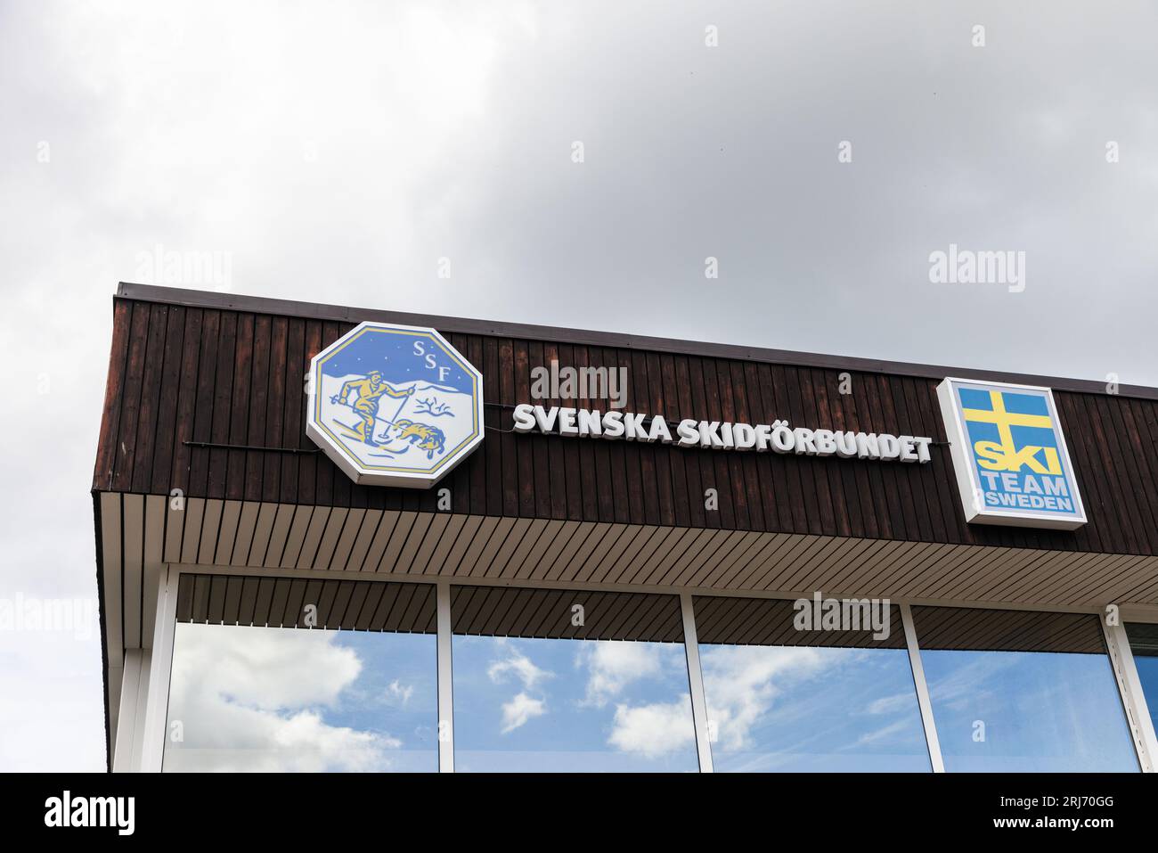 Insegne e simboli, sede della Sci Associazione svedese (svedese: Svenska Skidförbundet), che è un ente sportivo che governa lo sci in Svezia. Foto Stock