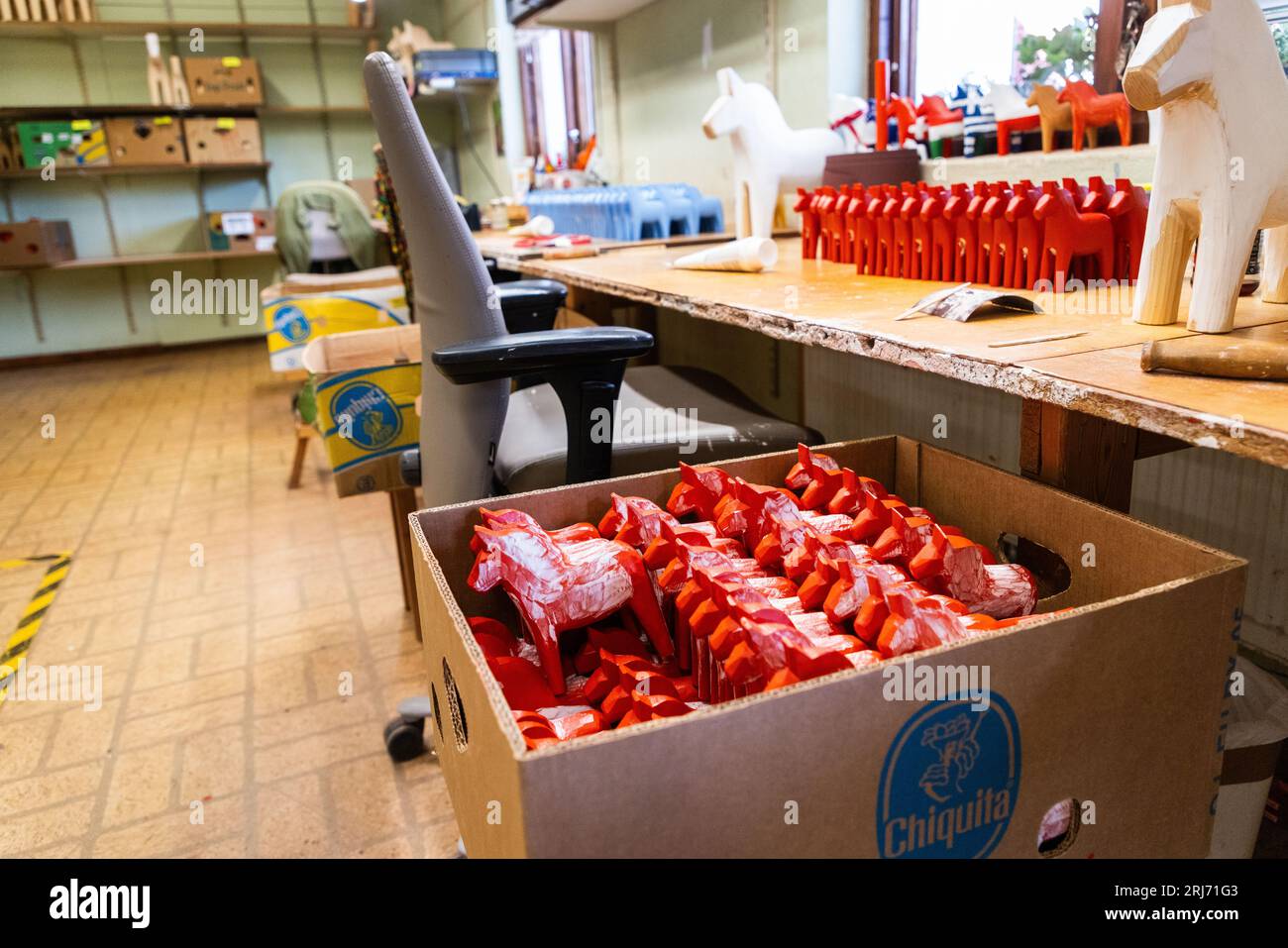 Produzione del simbolo nazionale svedese, il Dalahästen a Grannas A Olssons Hemslöjd AB, Nusnäs, Svezia. Foto Stock