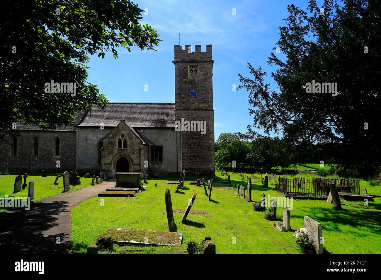 Chiesa di St Steven & St Tathan e cimitero, villaggio di Caerwent, Galles del Sud. Agosto 2023. Chiesa parrocchiale Foto Stock