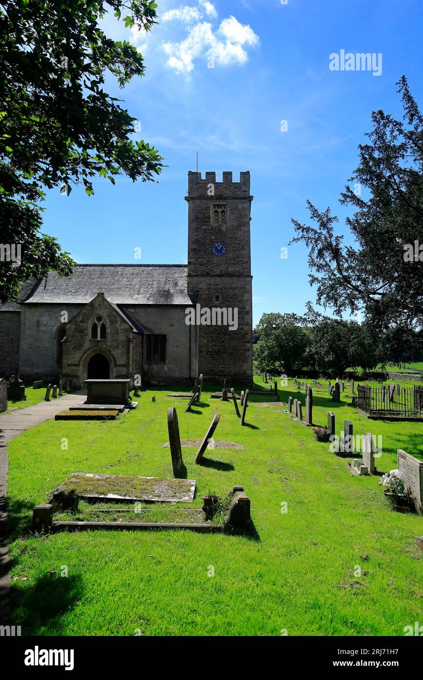 Chiesa di St Steven & St Tathan e cimitero, villaggio di Caerwent, Galles del Sud. Agosto 2023. Chiesa parrocchiale Foto Stock