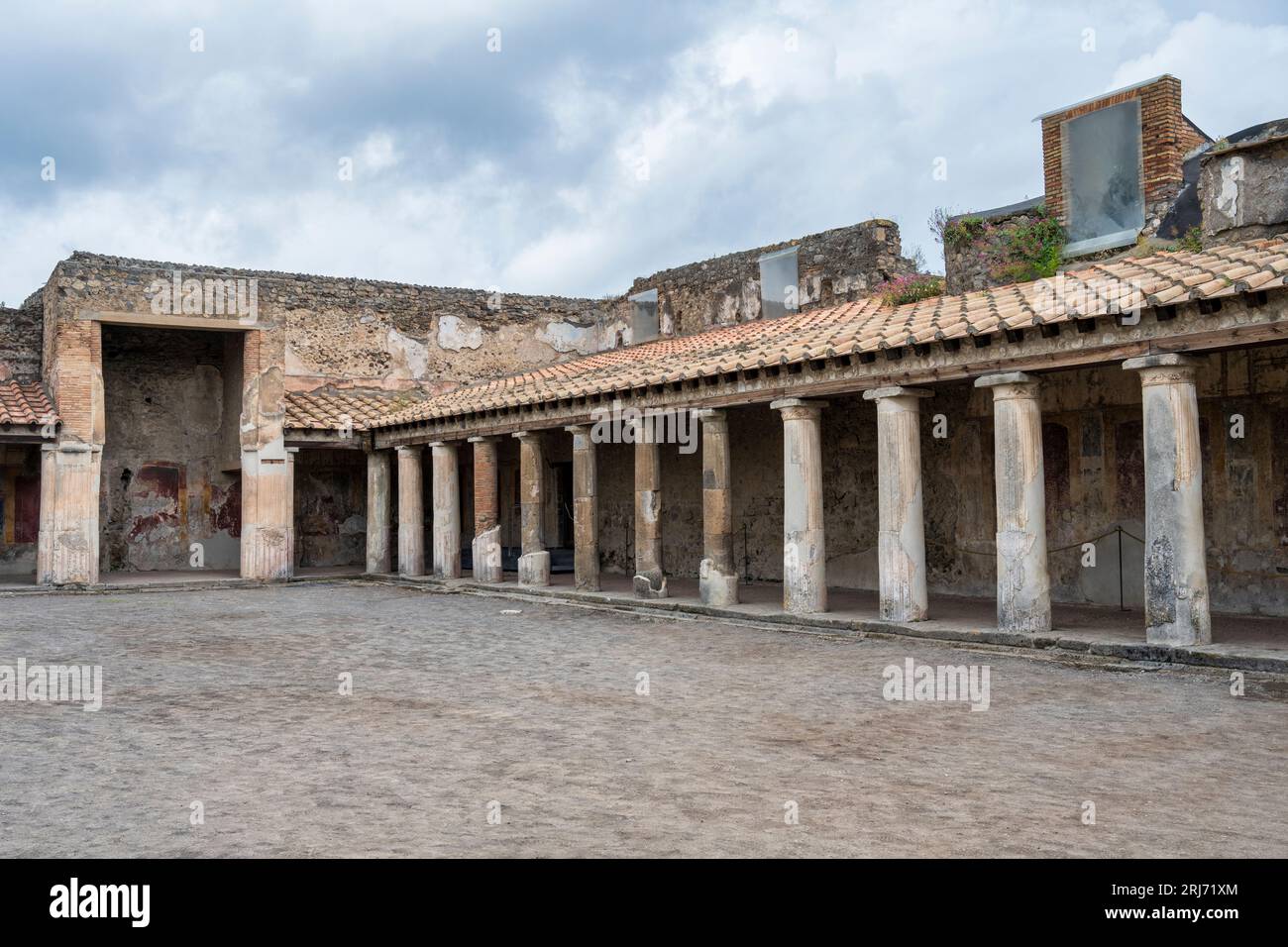 Colonnato coperto bagni Stabiani (Terme Stabiane) tra le rovine dell'antica città di Pompei nella regione Campania dell'Italia meridionale Foto Stock