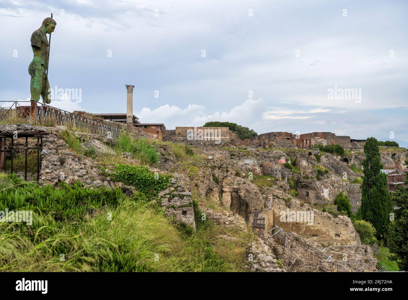 Statua bronzea di Daedalus di Igor Mitoraj nel Santuario di Venere tra le rovine dell'antica città di Pompei in Campania Foto Stock