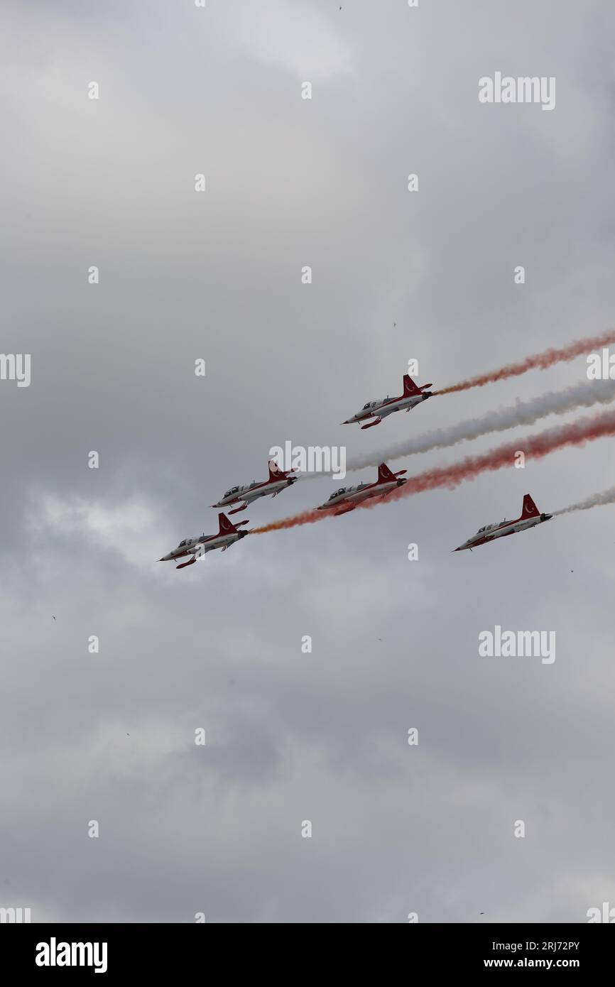 Caccia jet nel cloud. Aerei da combattimento in mostra su cielo blu. et planes che sganciano la formazione nel cielo. Aereo da combattimento dell'aeronautica in volo. Foto Stock