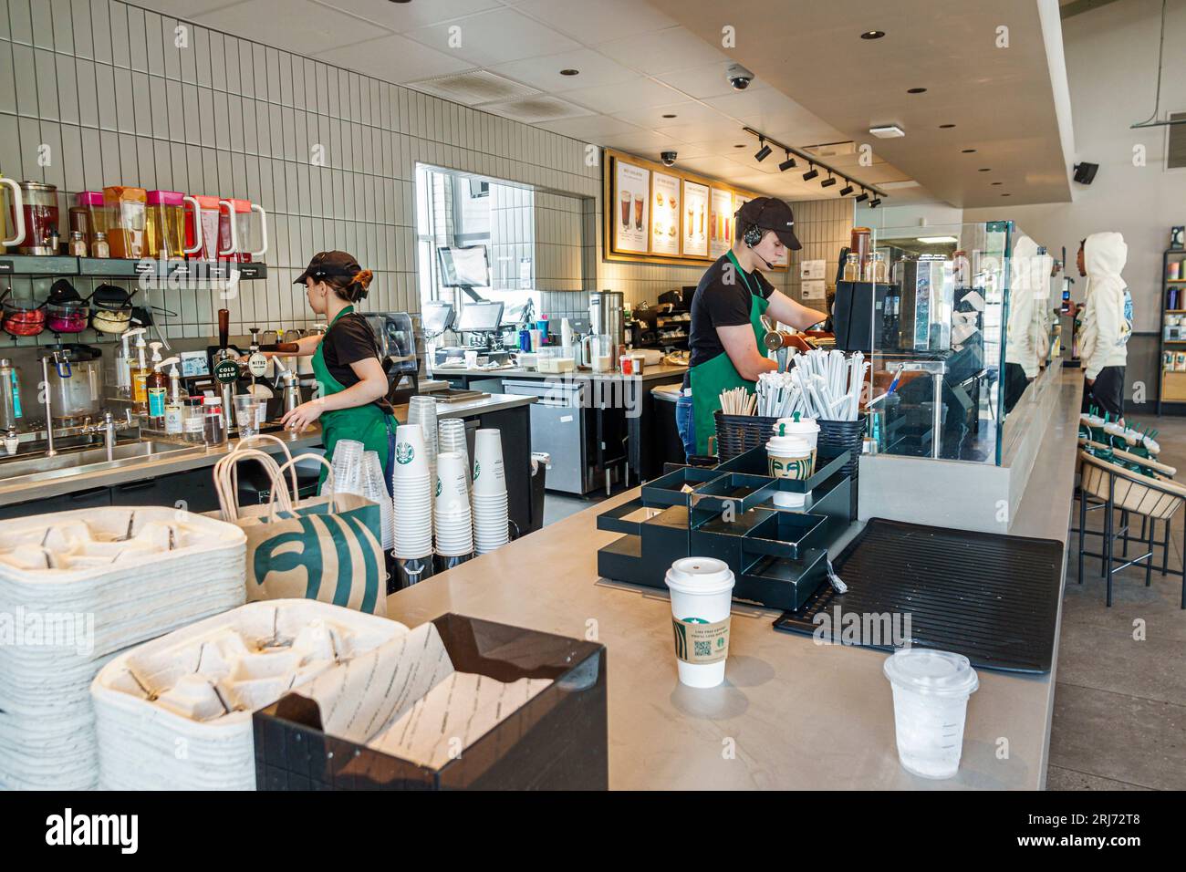 Augusta Georgia, Starbucks Coffee, interni interni interni, baristi che preparano bancone ordini, uomo uomo uomo, donna donna donna donna donna donna, adulti residenti, insid Foto Stock