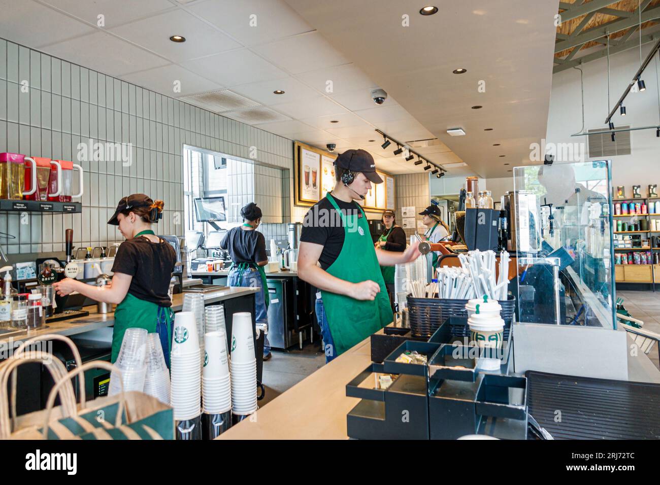 Augusta Georgia, Starbucks Coffee, interni interni interni, baristi che preparano bancone ordini, uomo uomo uomo, donna donna donna donna donna donna, adulti residenti, insid Foto Stock