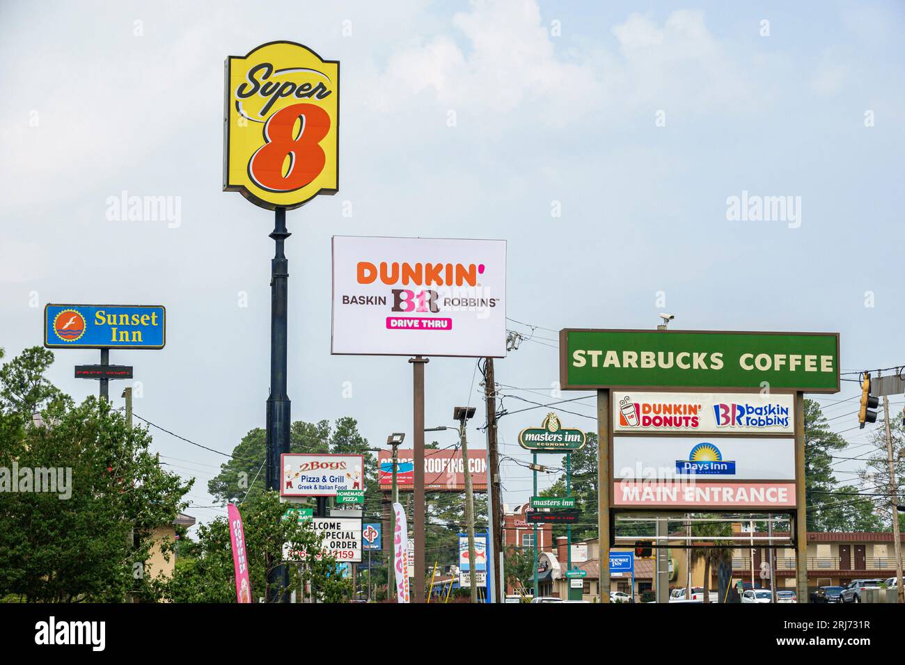 Augusta Georgia, molti cartelli alti, aziende pubblicitarie lungo la strada, inquinamento visivo, hotel inn motel business, Dunkin' Starbucks Coffee, outsid Foto Stock