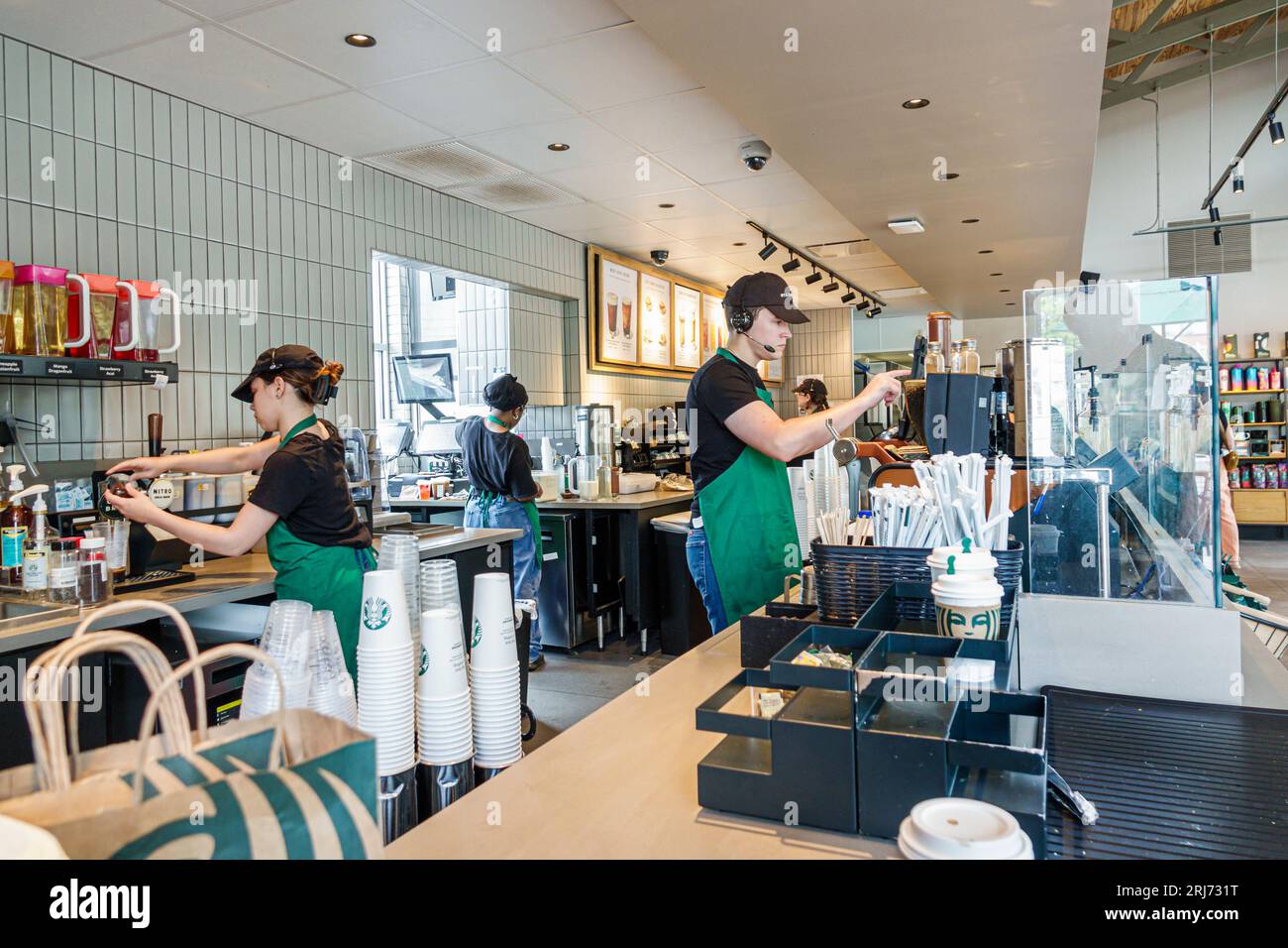 Augusta Georgia, Starbucks Coffee, interni interni interni, baristi che preparano bancone ordini, uomo uomo uomo, donna donna donna donna donna donna, adulti residenti, insid Foto Stock