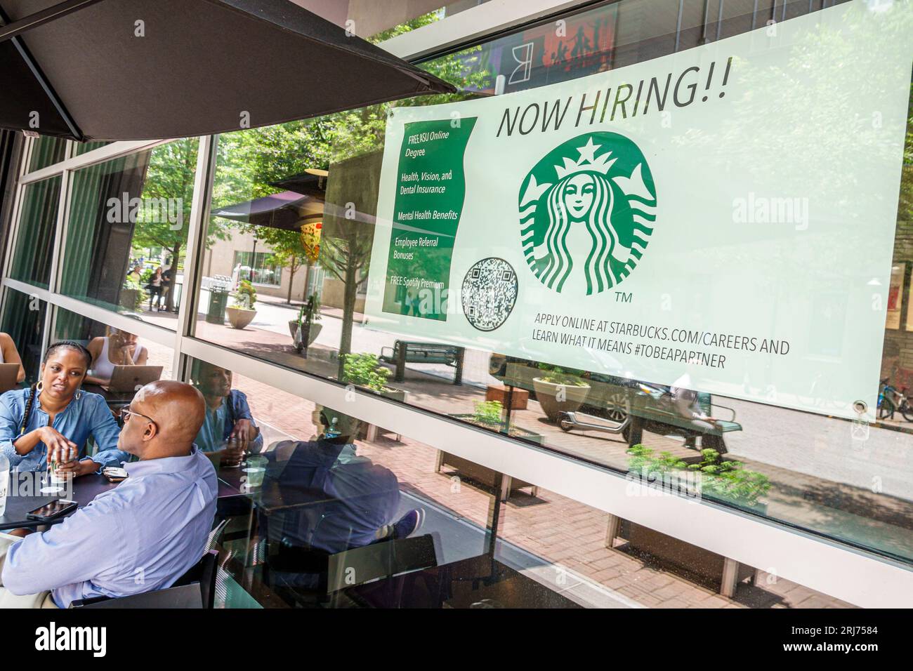 Charlotte North Carolina, Starbucks Coffee, cartello segnaletico, help wanted Now, assunzione online, economia del lavoro, Black African, etnia etnica, minoranza, Foto Stock