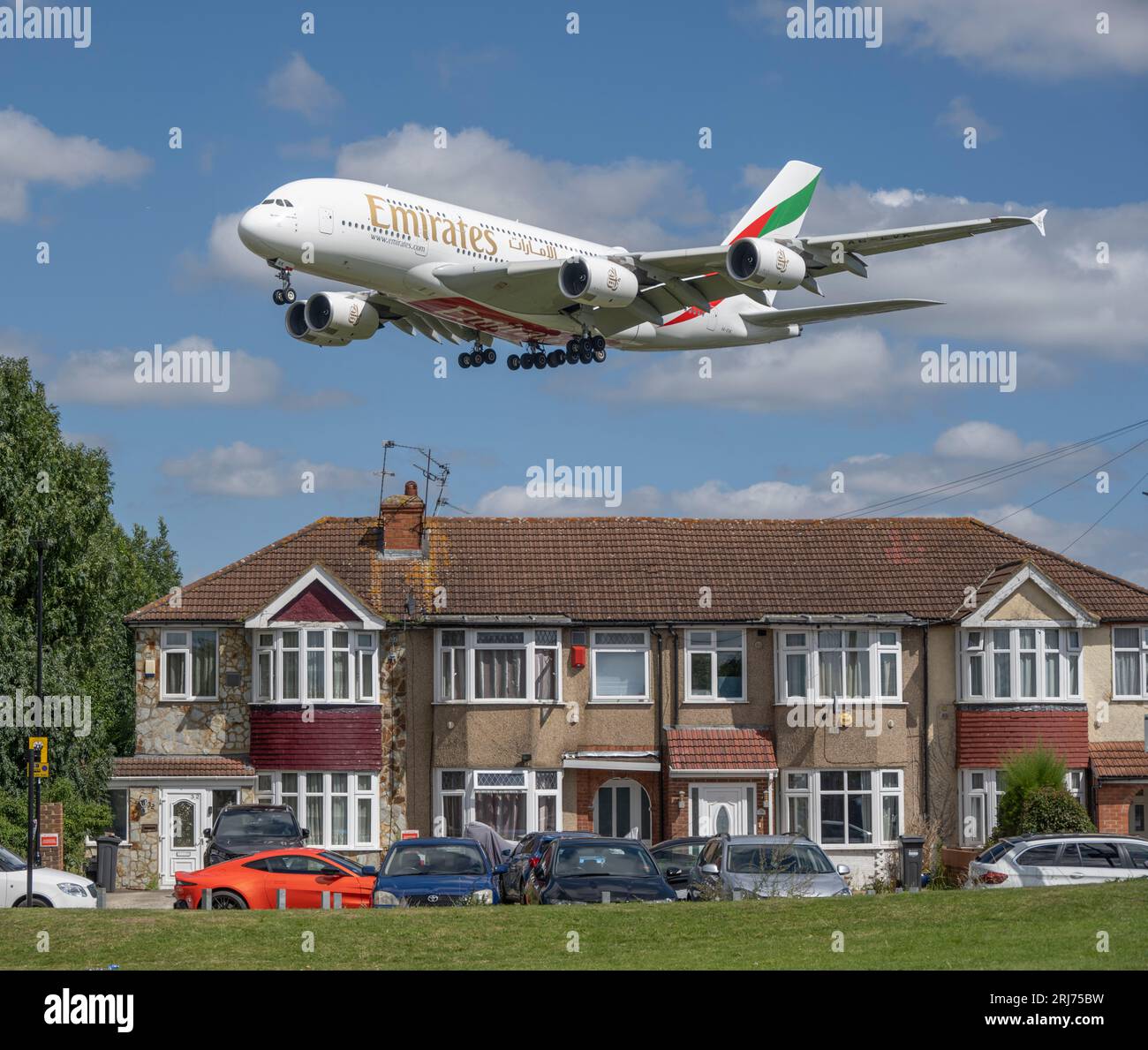 Heathrow, Londra, Regno Unito. 21 agosto 2023. Arrivi dei voli a Londra Heathrow. Il numero di passeggeri dell'aeroporto di Heathrow sta raggiungendo il livello pre-pandemia, dato che il tempo variabile del Regno Unito aumenta i voli per le vacanze verso climi più caldi. Anche il numero di passeggeri verso destinazioni nordamericane è aumentato di oltre il 70%. Crediti: Malcolm Park/Alamy Live News Foto Stock