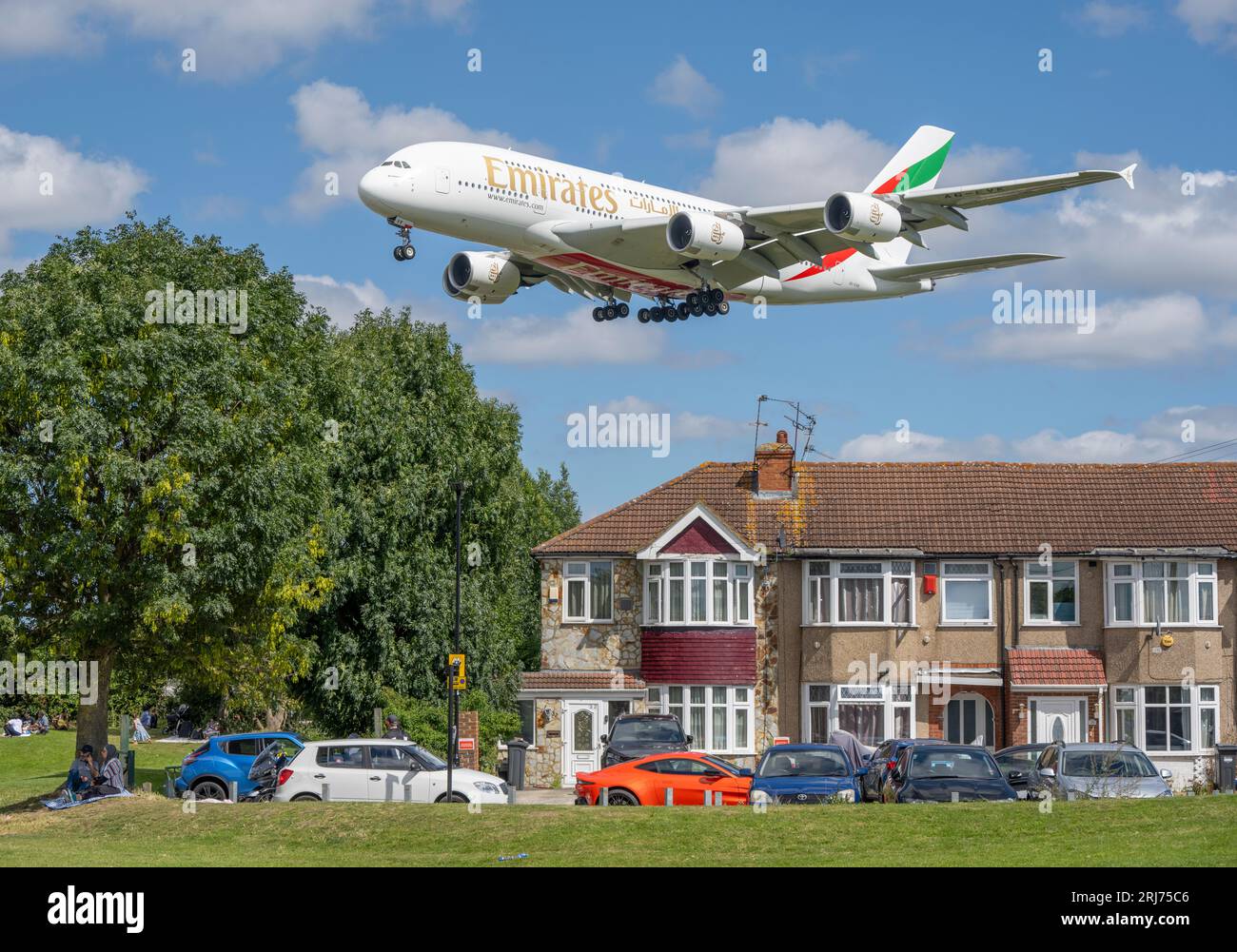 Heathrow, Londra, Regno Unito. 21 agosto 2023. Arrivi dei voli a Londra Heathrow. Il numero di passeggeri dell'aeroporto di Heathrow sta raggiungendo il livello pre-pandemia, dato che il tempo variabile del Regno Unito aumenta i voli per le vacanze verso climi più caldi. Anche il numero di passeggeri verso destinazioni nordamericane è aumentato di oltre il 70%. Crediti: Malcolm Park/Alamy Live News Foto Stock