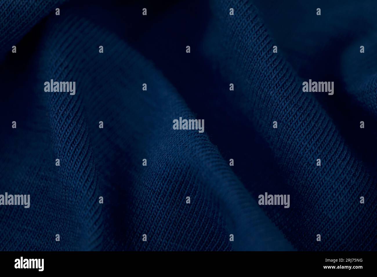 Fotografia ad alta risoluzione di un tessuto di seta blu liscio rivestito su uno sfondo bianco Foto Stock